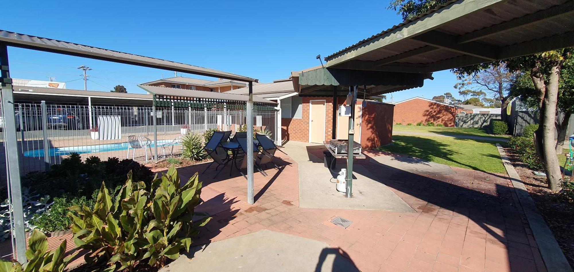 Centrepoint Motel Deniliquin Eksteriør billede