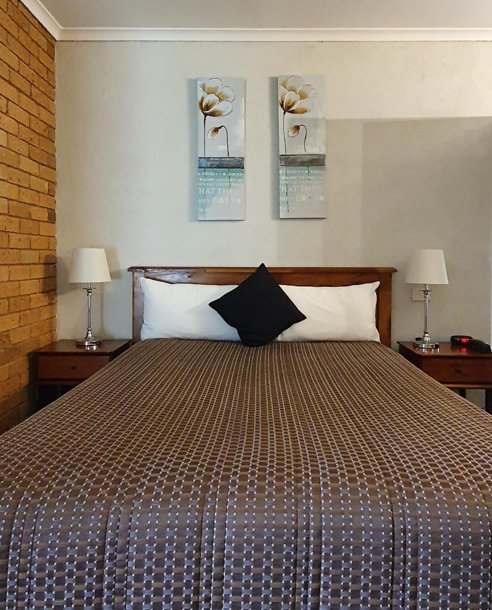 Centrepoint Motel Deniliquin Eksteriør billede