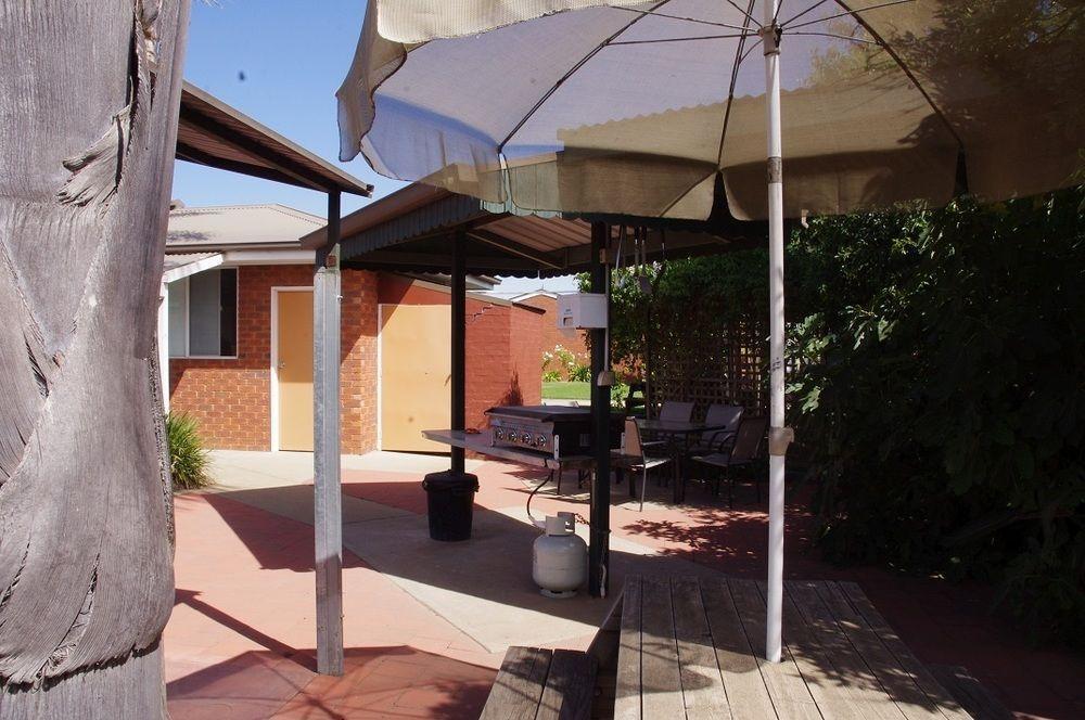 Centrepoint Motel Deniliquin Eksteriør billede