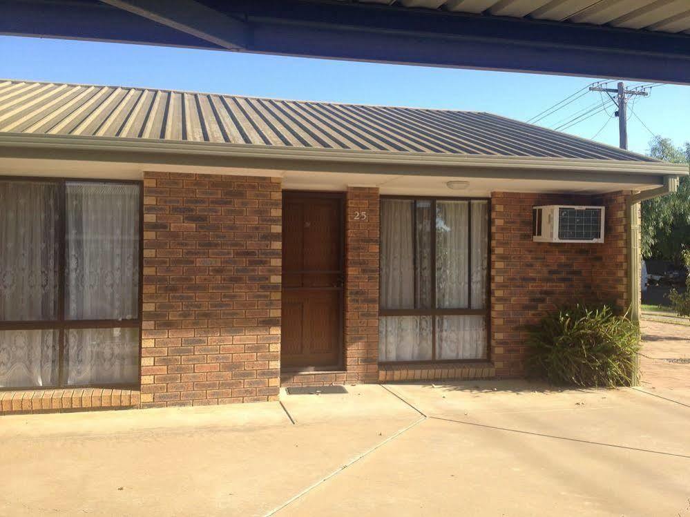 Centrepoint Motel Deniliquin Eksteriør billede