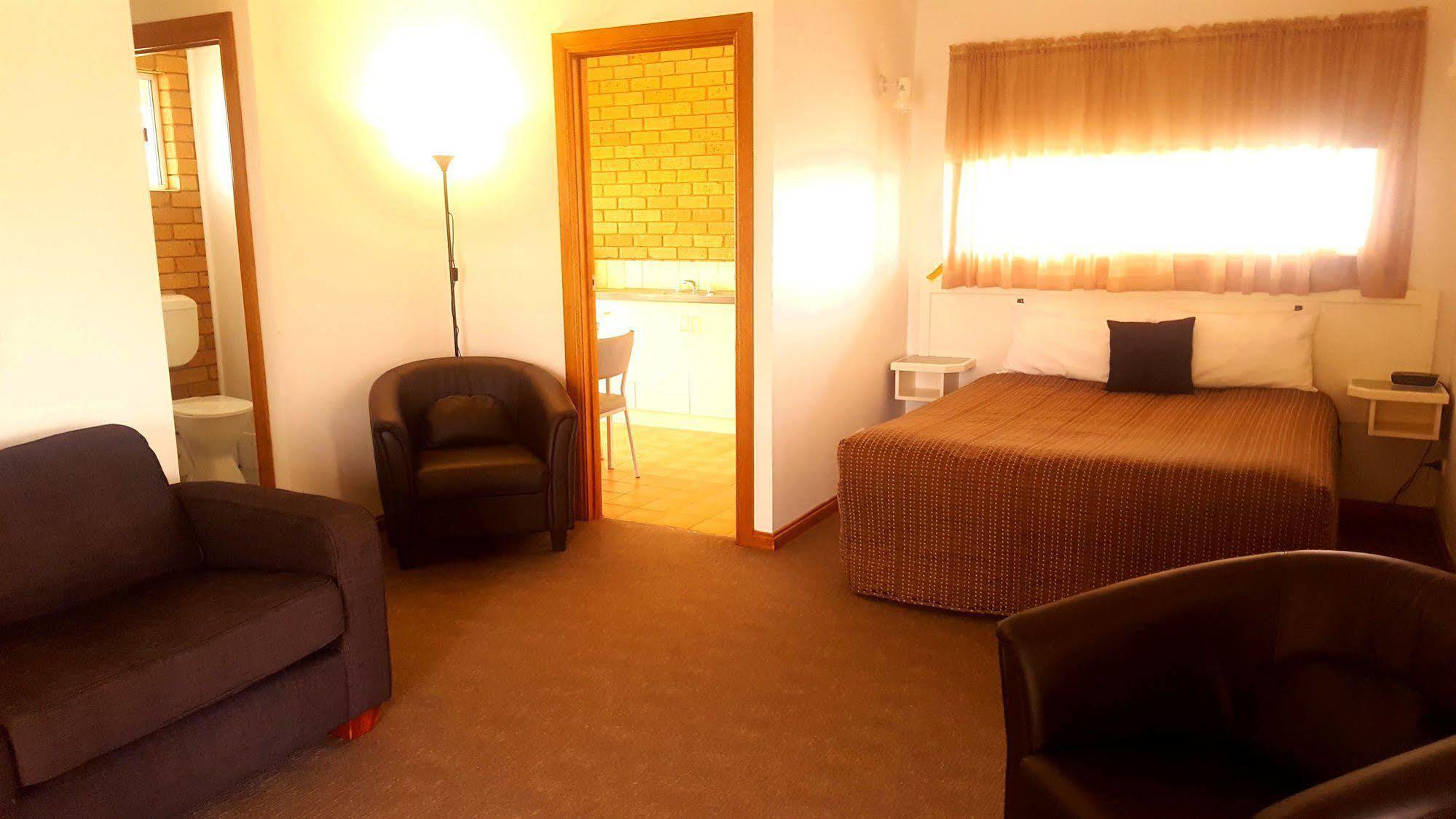 Centrepoint Motel Deniliquin Eksteriør billede
