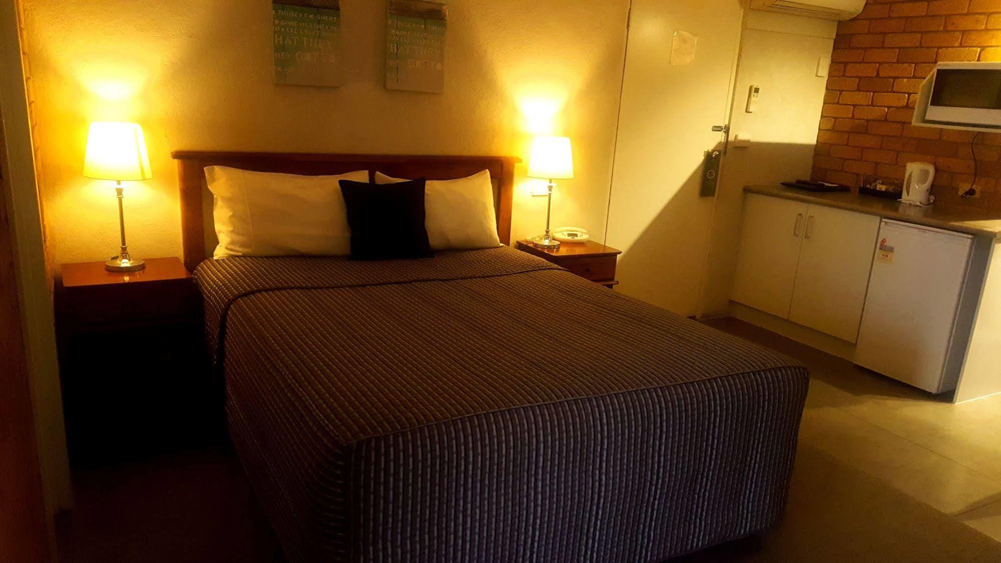Centrepoint Motel Deniliquin Eksteriør billede