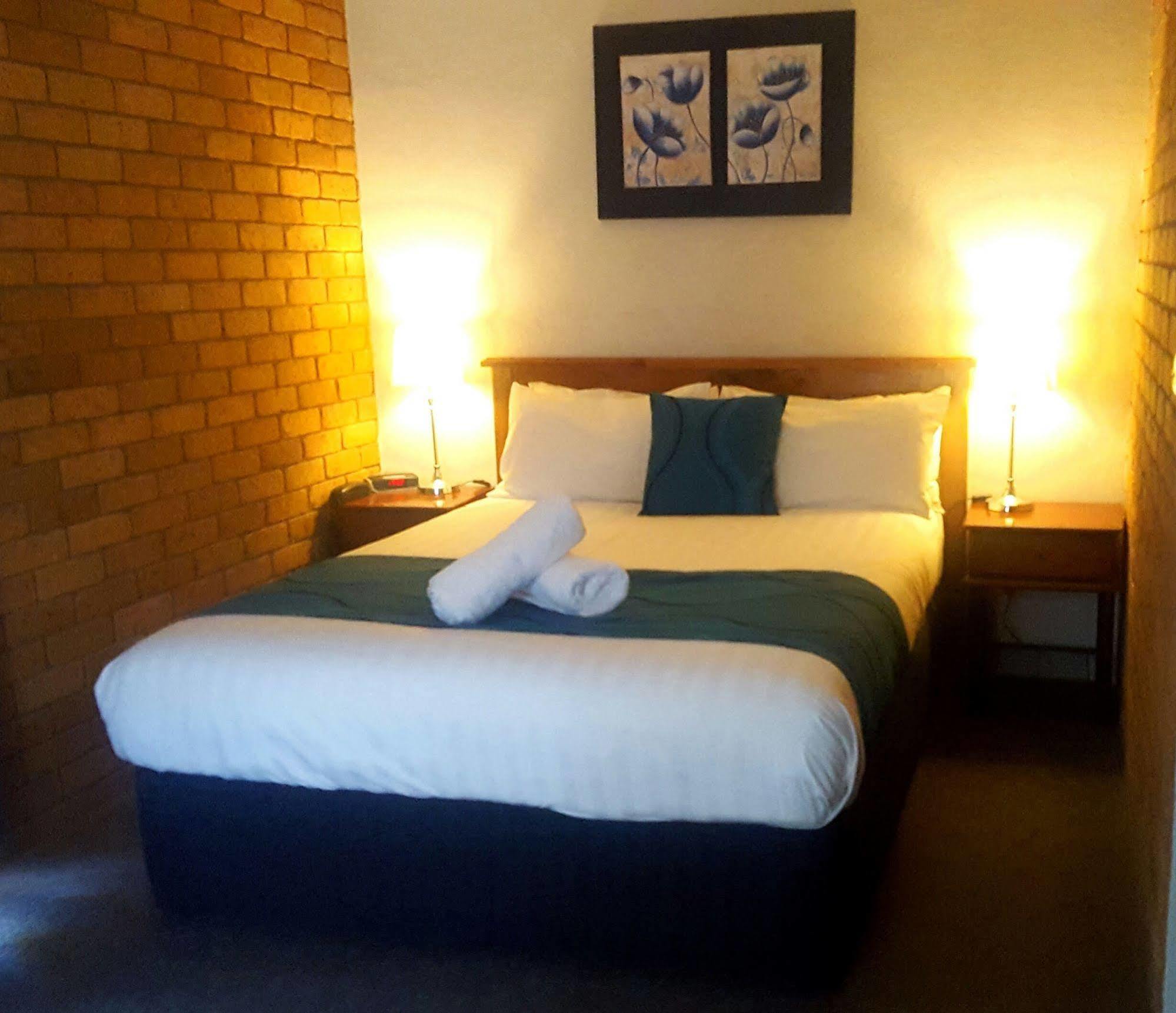 Centrepoint Motel Deniliquin Eksteriør billede